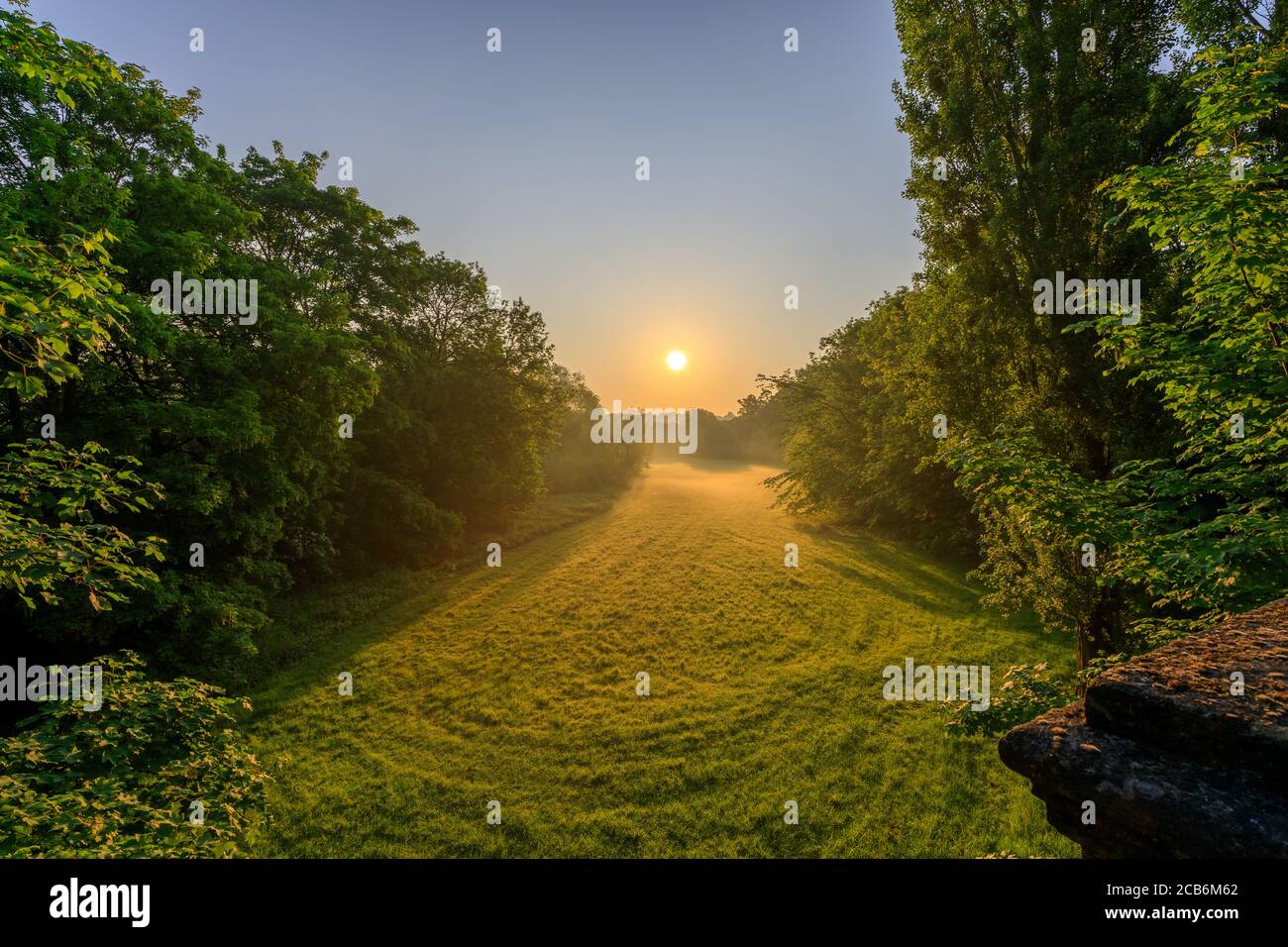 Angel e Greyhound Meadow a Oxford all'alba senza gente intorno, la mattina presto in una giornata limpida con cielo blu. Oxford, Inghilterra, Regno Unito. Foto Stock