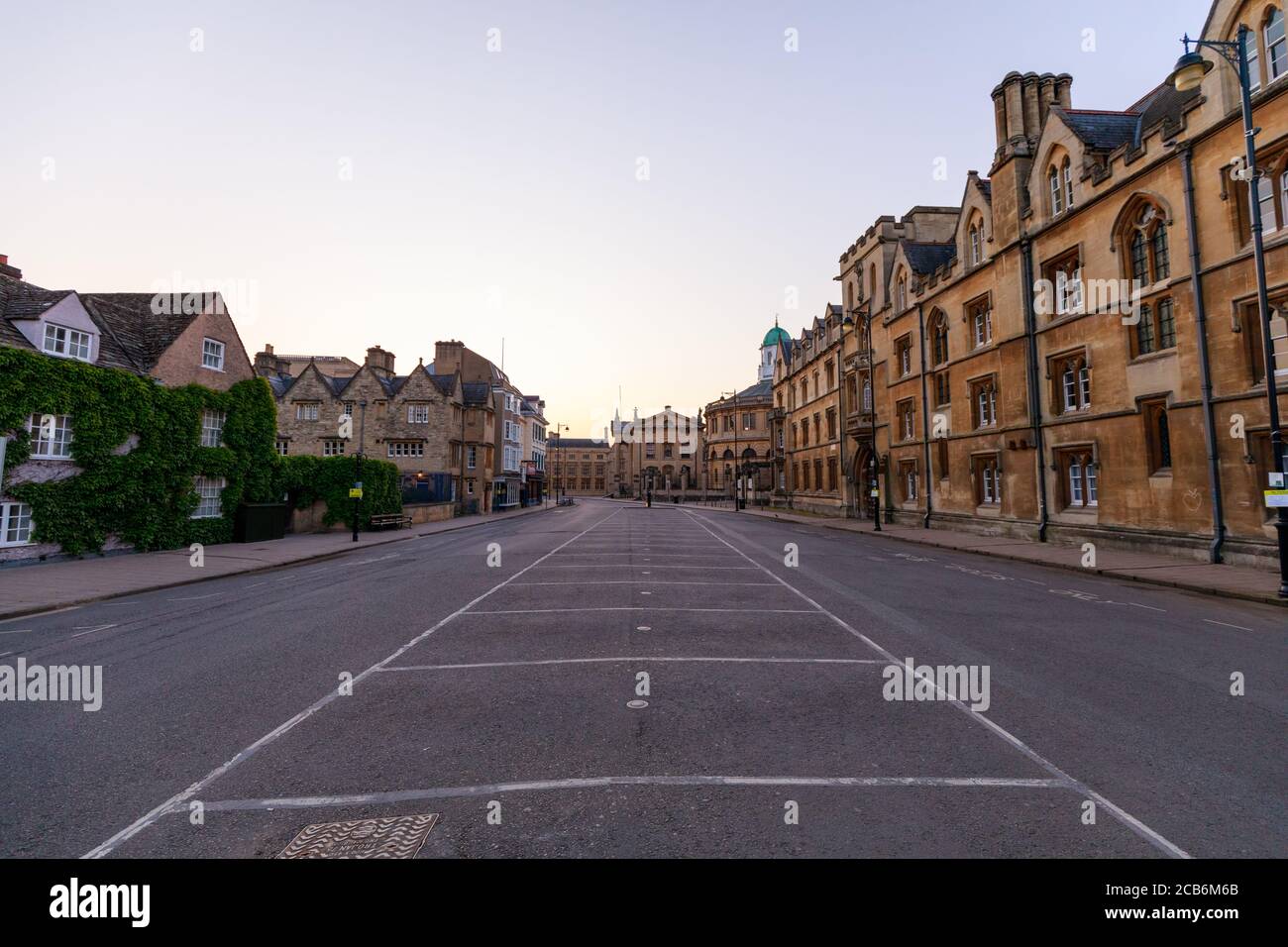 Broad Street a Oxford senza persone o veicoli. Il Clarendon Building e il Teatro Sheldonian sullo sfondo. Di mattina presto. Oxford, Foto Stock