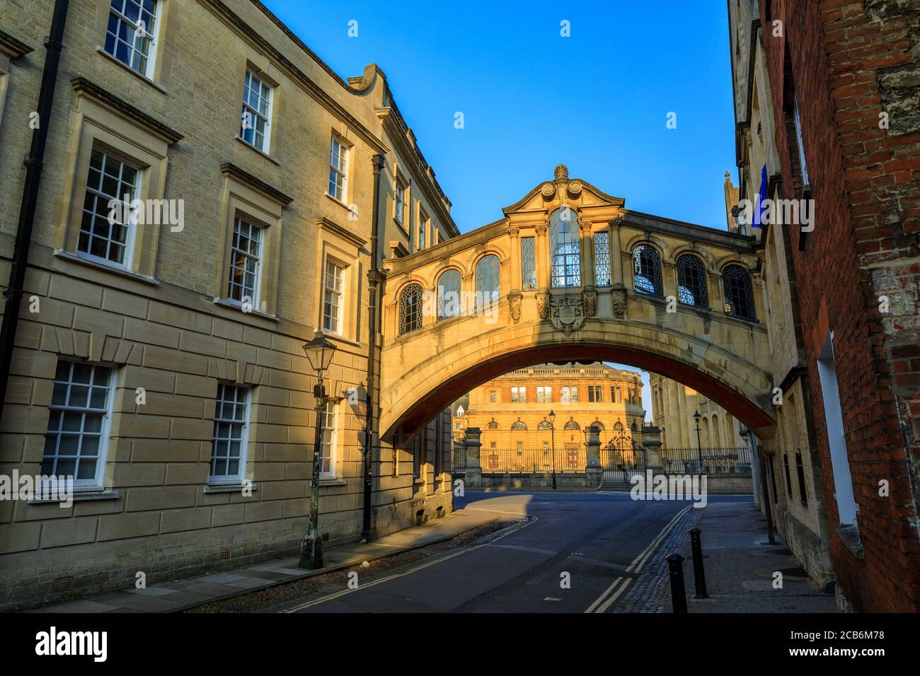 Hertford Bridge, Bridge of Sosphs, a Oxford all'alba con Sheldonian Theatre dietro di esso e nessuna gente intorno, la mattina presto in un chiaro giorno WIT Foto Stock