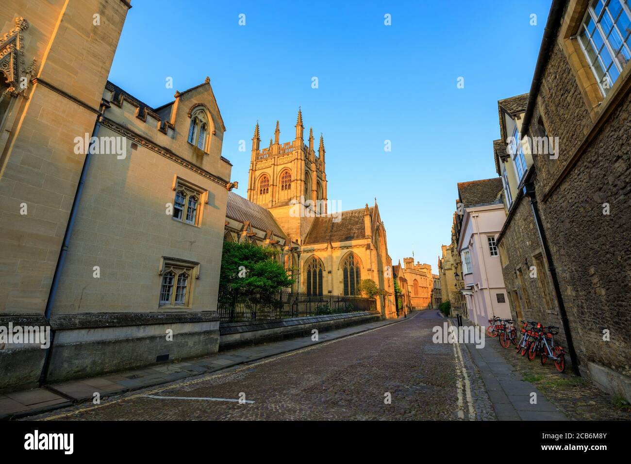 Merton College Chapel, lungo una strada laterale, a Oxford all'alba senza gente intorno, la mattina presto in una giornata limpida con cielo blu. Oxford, Eng Foto Stock