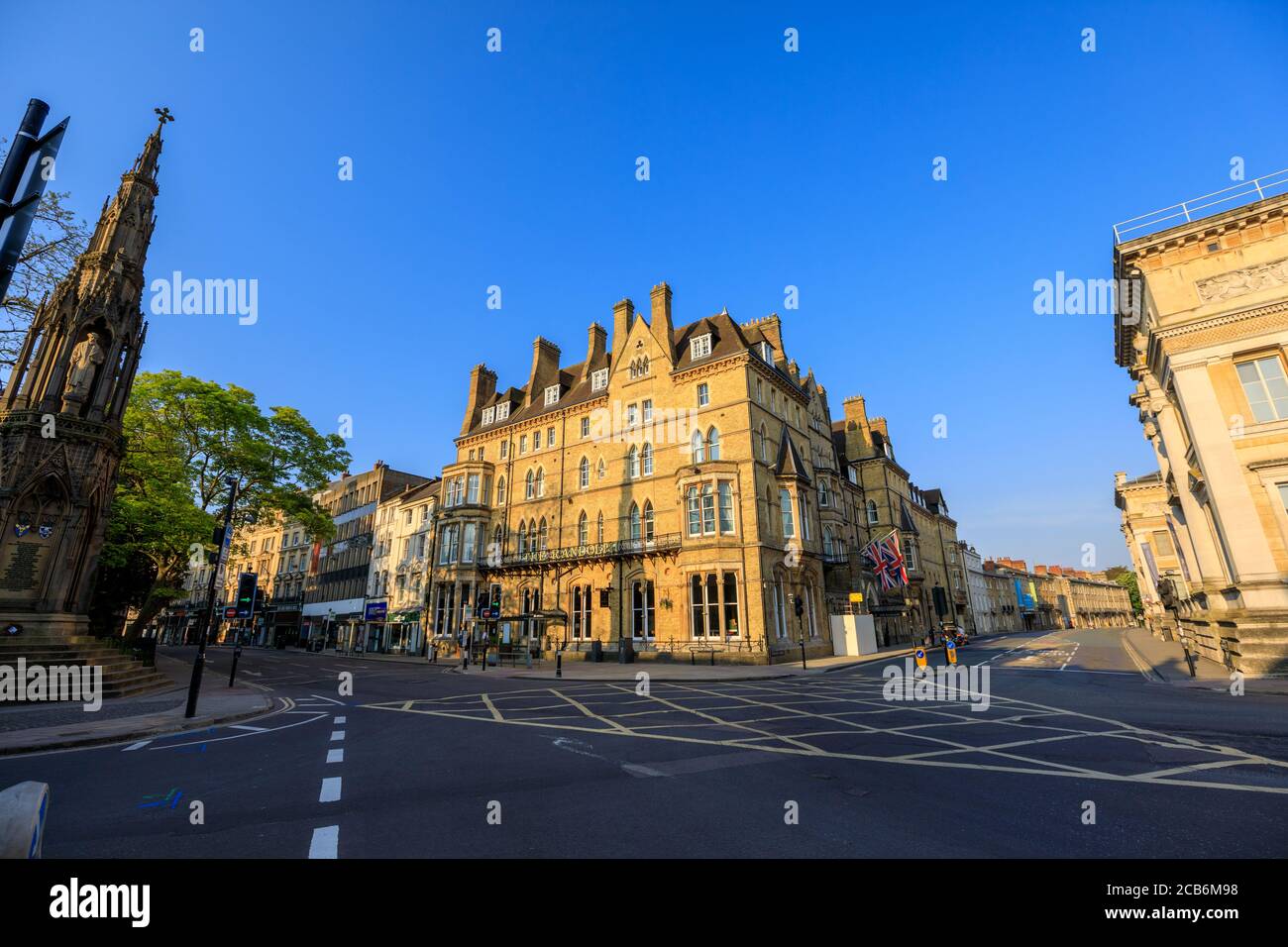 Centro di Oxford, St Giles, al mattino in una giornata limpida con cielo blu. Oxford, Inghilterra, Regno Unito. Foto Stock