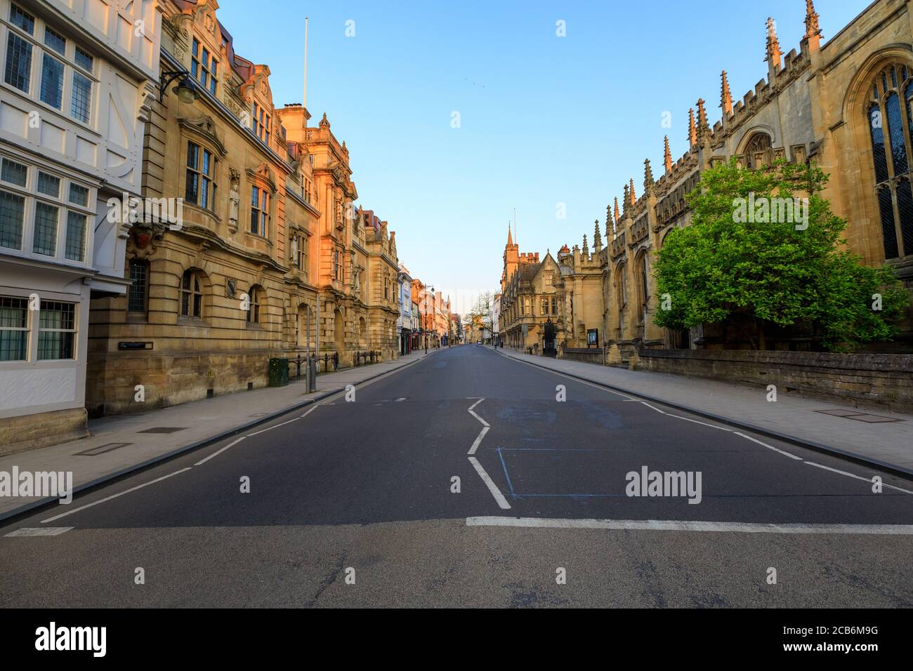 Oxford's High Street all'alba senza gente intorno, la mattina presto in una giornata limpida con cielo blu. Oxford, Inghilterra, Regno Unito. Foto Stock