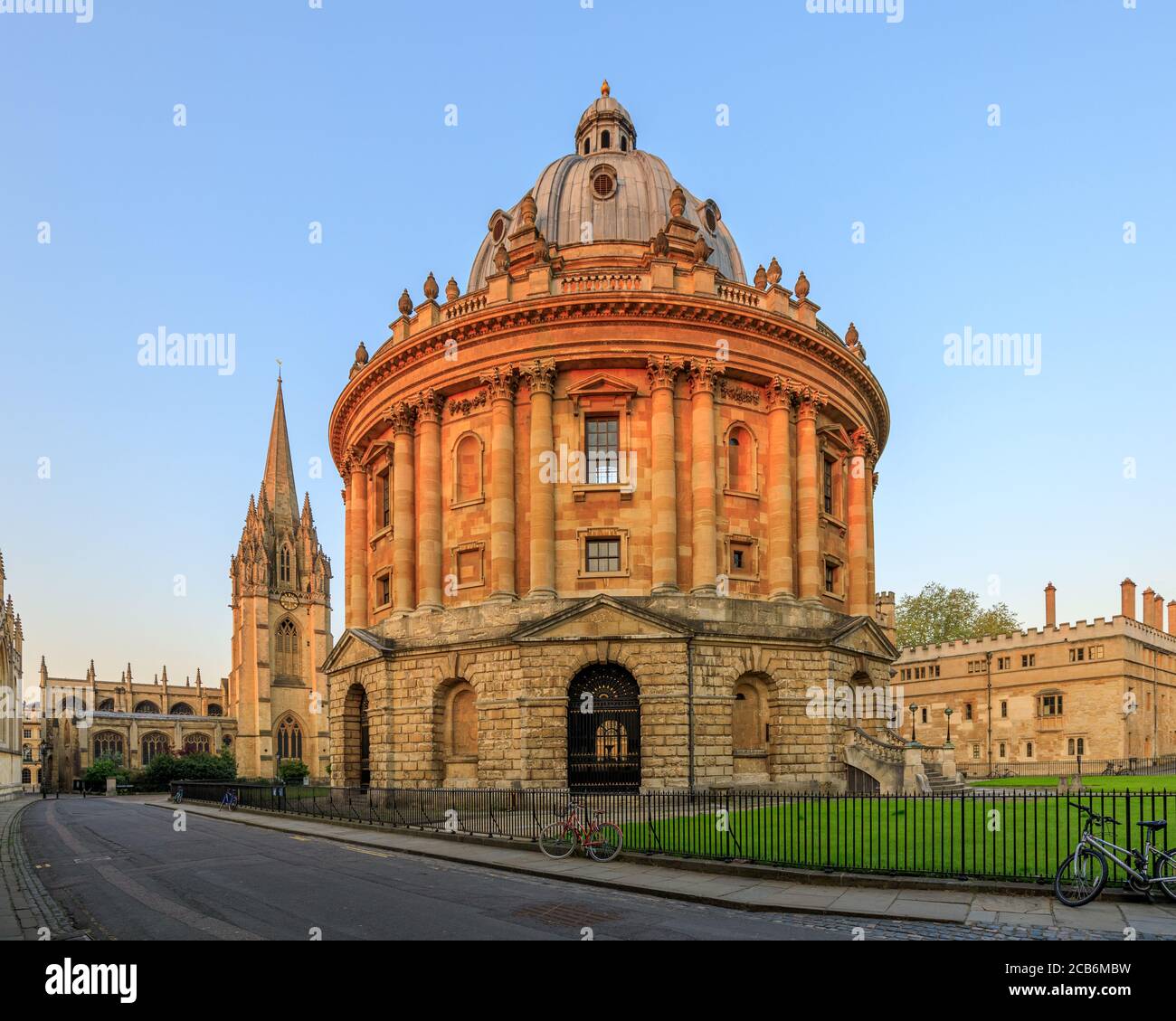 La Radcliffe Camera a Oxford all'alba senza gente intorno, la mattina presto in una giornata limpida con cielo blu. Oxford, Inghilterra, Regno Unito. Foto Stock