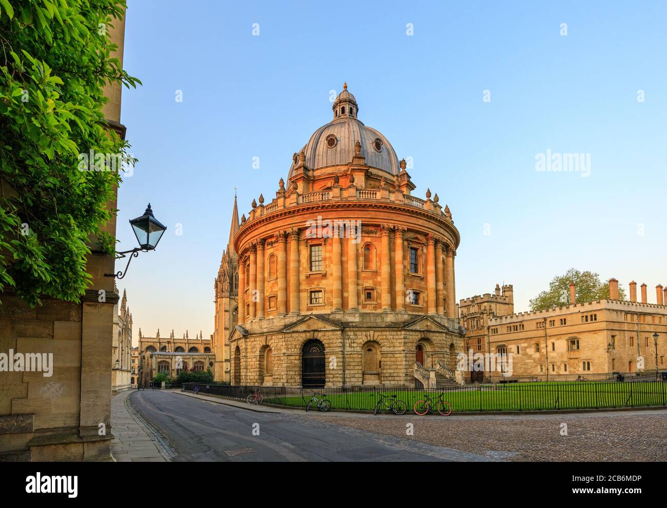 La Radcliffe Camera a Oxford all'alba senza gente intorno, la mattina presto in una giornata limpida con cielo blu. Oxford, Inghilterra, Regno Unito. Foto Stock