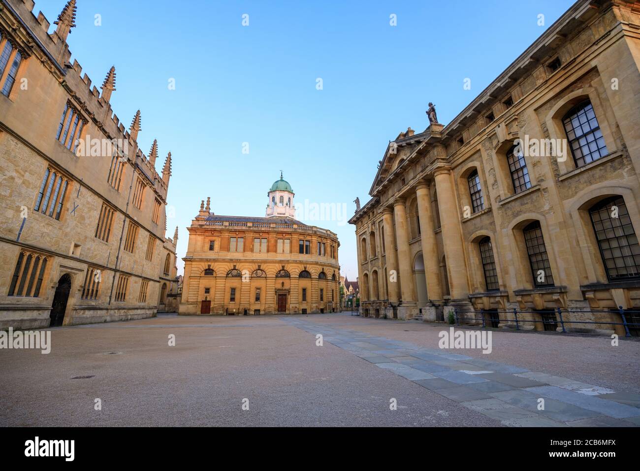 Il lato del Teatro Sheldonian e del Clarendon Building, senza gente intorno, la mattina presto. Oxford, Inghilterra, Regno Unito. Foto Stock