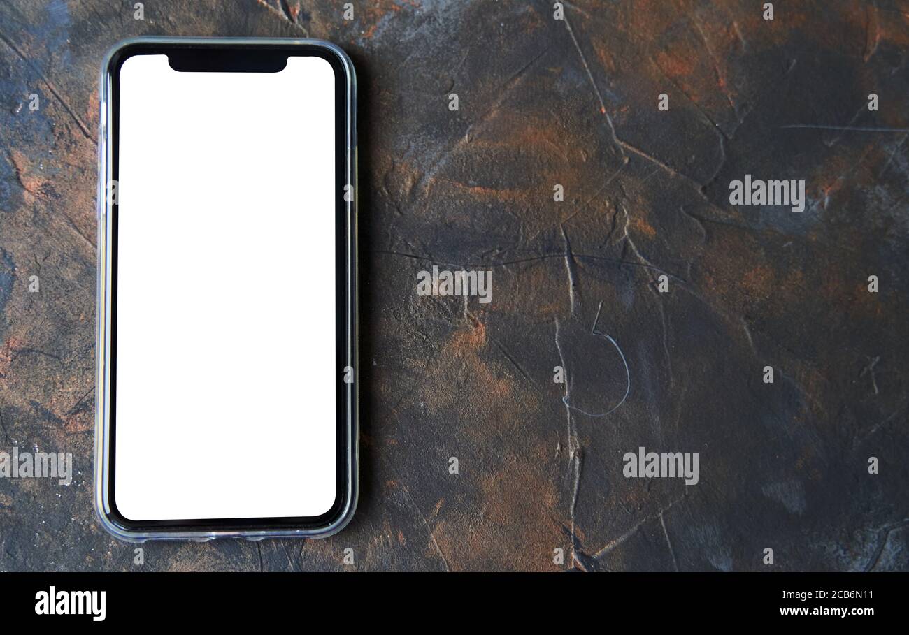Kaliningrad, Russia - 08.08.2020: Uno smartphone nero su sfondo scuro. Foto Stock