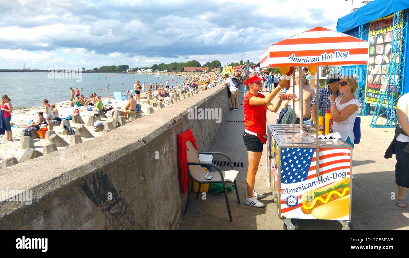 Polonia, villaggio di Hel nella penisola di Hel, 10.08.2016. Hot dog stand vicino alla spiaggia. Foto CTK/Grzegorz Klatka Foto Stock