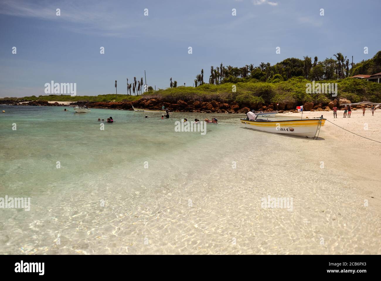 Isola di Iguana / Panama - 15 aprile 2019: Turisti che si bagnano in acque cristalline spiaggia a Isla Iguana Foto Stock