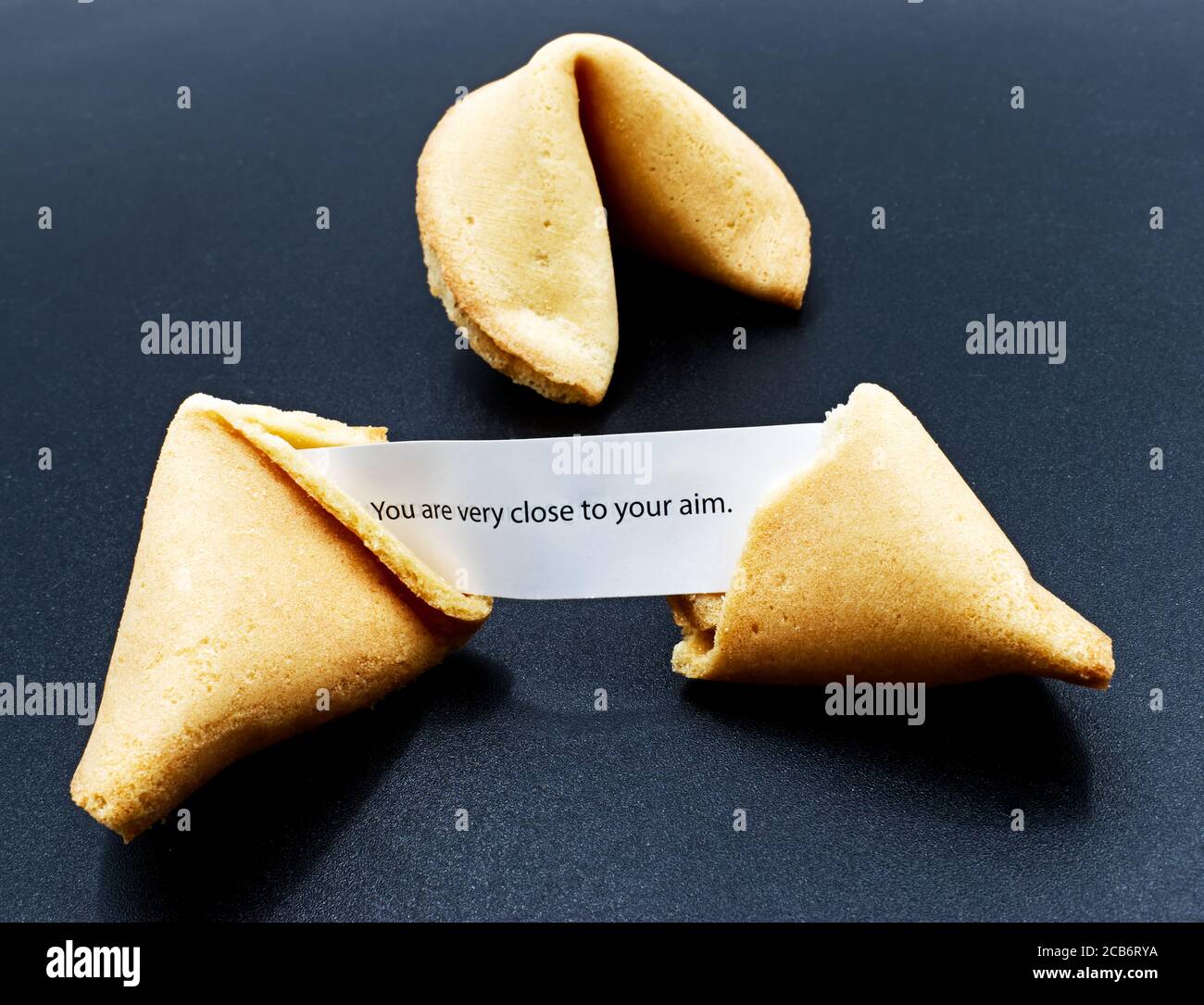 Biscotto di fortuna cinese con messaggio isolato su sfondo scuro Foto stock  - Alamy