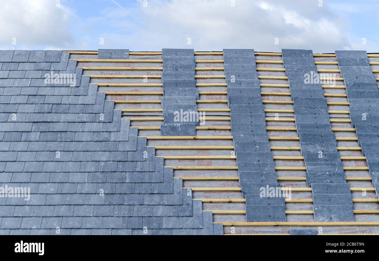 Le tegole del tetto sono fissate sul tetto di un edificio a Frampton Mansell, Gloucestershire, Inghilterra, Regno Unito. 1° ottobre 2018. Foto di Simon Hadley. Foto Stock