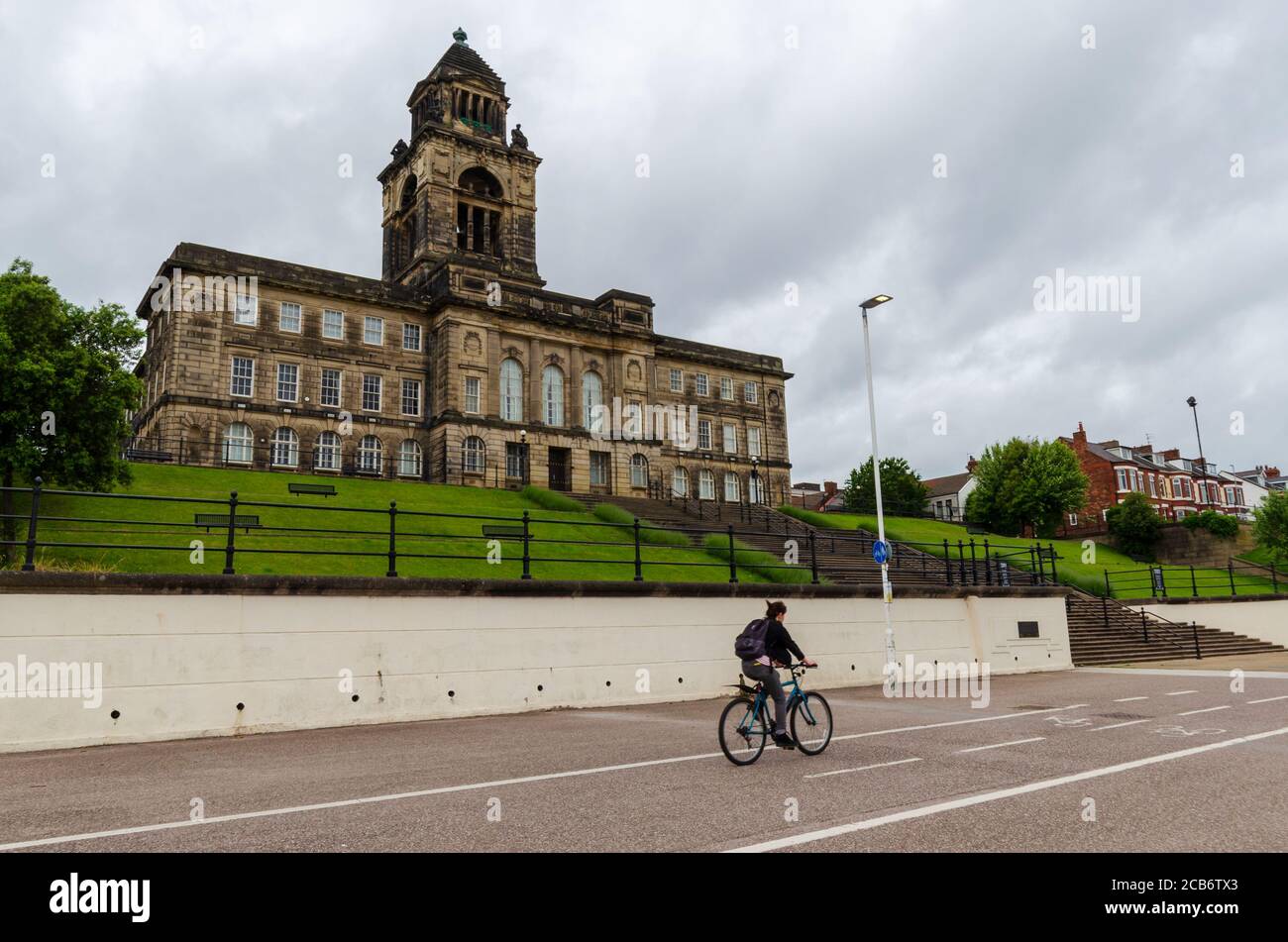 Wallasey, Regno Unito: 23 giugno 2020: Wallasey Town Hall con i Memorial Gardens di fronte sono dedicati alle 96 vittime di Hillsborough. Un ciclista passa Foto Stock