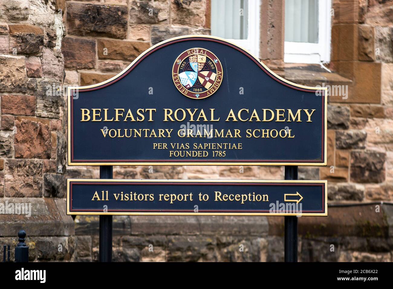 Cartello fuori dall'edificio principale della Belfast Royal Academy nell'Irlanda del Nord. La scuola di grammatica ha contattato i genitori via e-mail per comunicare che è obbligatorio per gli studenti e il personale indossare i rivestimenti per il viso quando tornano a scuola. Foto Stock