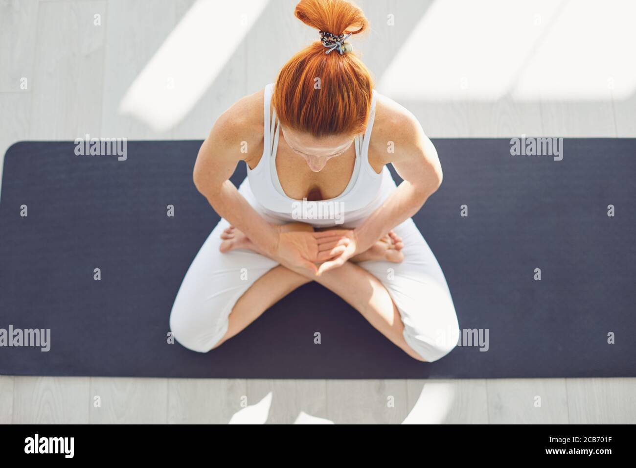 Fit donna meditando in posa lotus Foto Stock