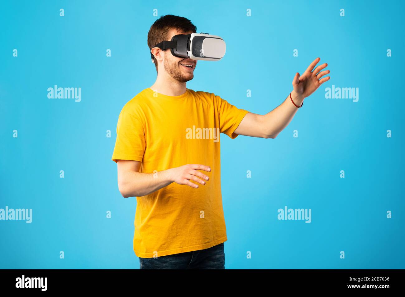 Uomo che indossa occhiali di protezione per la realtà virtuale nello studio Foto Stock