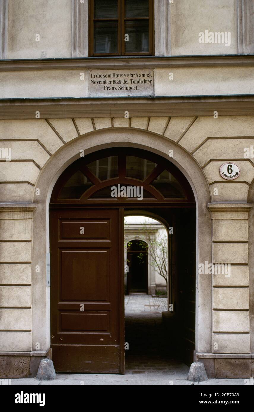 Franz Schubert (1797-1828). Compositore austriaco. Porta d'ingresso alla casa su Kettenbrückengasse 6. Appartamento del fratello Ferdinando dove Franz Schubert morì il 19 novembre 1828. Lo Schubert Sterbewohnung è un piccolo museo. Vienna, Austria. Foto Stock