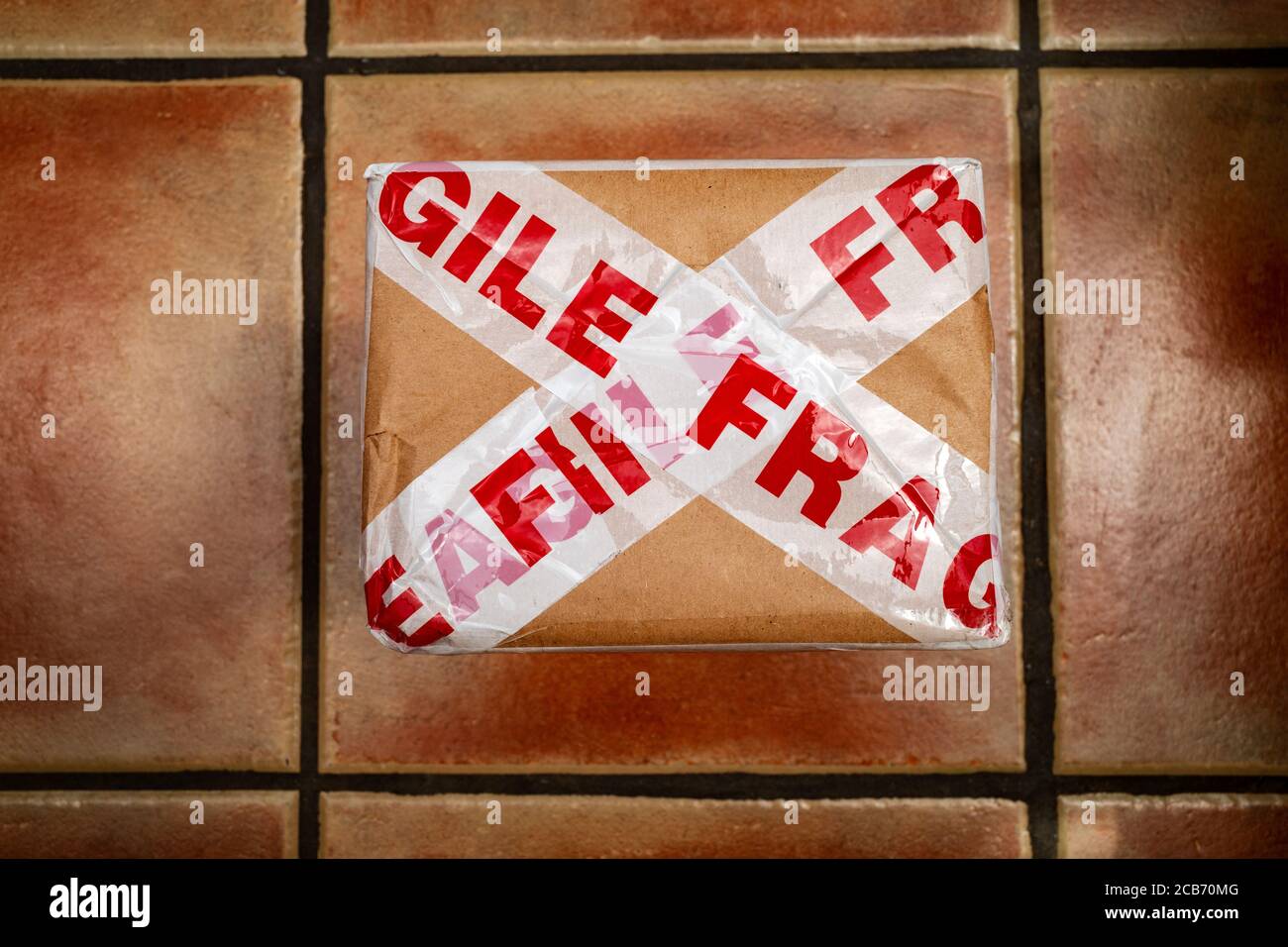 Confezione con adesivo fragile Foto Stock