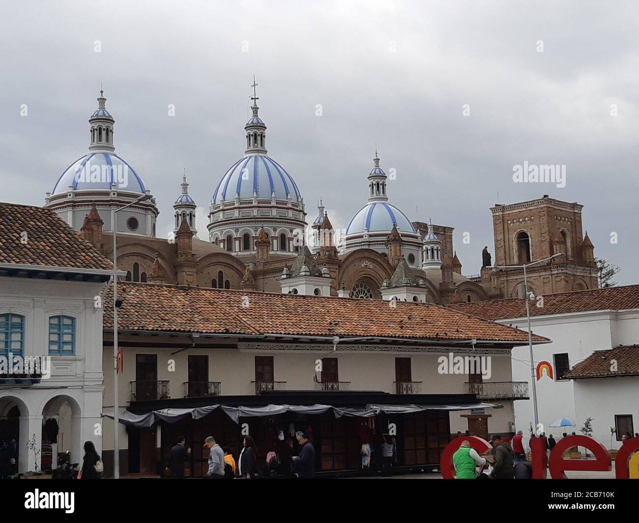 Vecchia cattedrale e piazza con la città segno Cuenca. Cuenca/Ecuador. Foto Stock