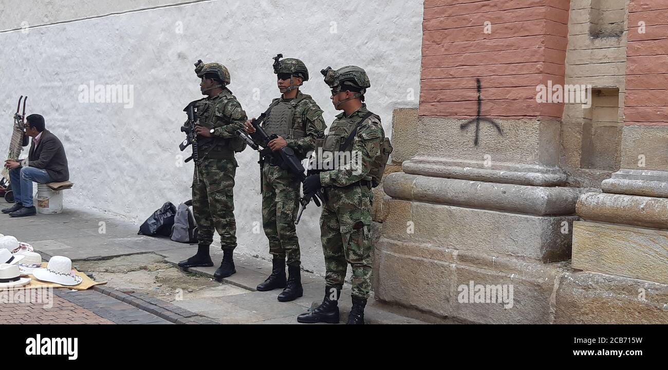 La polizia colombiana e l'esercito pattugliano per le strade durante le proteste nel centro della città. Bogotà/Colombia. Foto Stock
