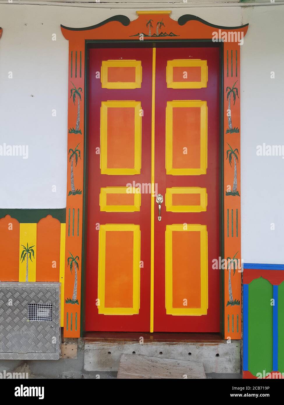 Casa in stile coloniale unica porte colorate nel centro della città di Salento / Colombia. Foto Stock