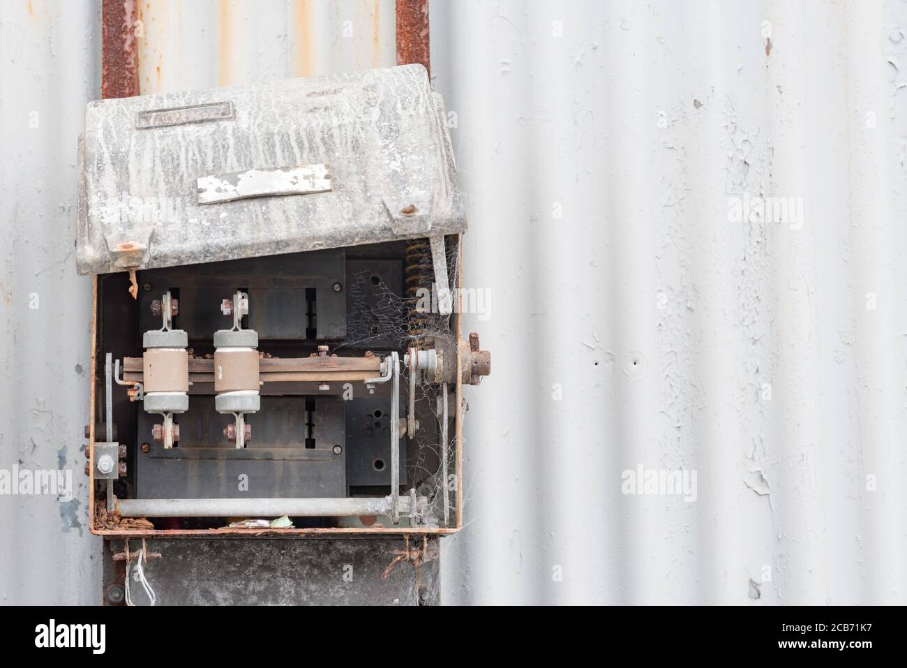 Un vecchio interruttore elettrico o quadro elettrico dilapido con coperchio  o coperchio aperto e parti rimosse sull'isola di Cockatoo nel porto di  Sydney, Australia Foto stock - Alamy