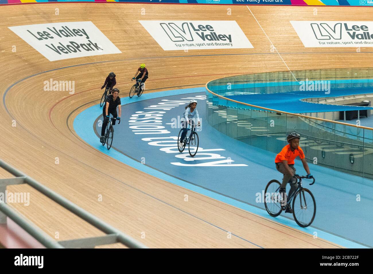 Inghilterra Londra Stratford Hackney Wick Queen Elizabeth Park Olympic Lee Valley Velodrome VeloPark 250m pista ciclabile al coperto giovani ciclisti iconici Foto Stock
