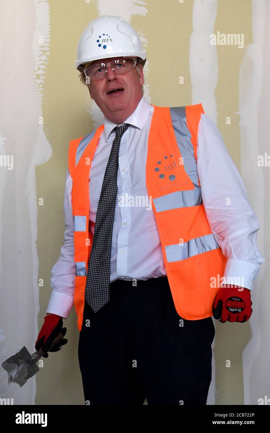 Il primo Ministro Boris Johnson durante una visita al cantiere dell'Hereford County Hospital in Herefordshire. L'ospedale si sta espandendo con un edificio modulare a tre piani, che fornisce 72 nuovi letti su tre reparti, attualmente in costruzione e che dovrebbe essere aperto nel 2021. Foto Stock
