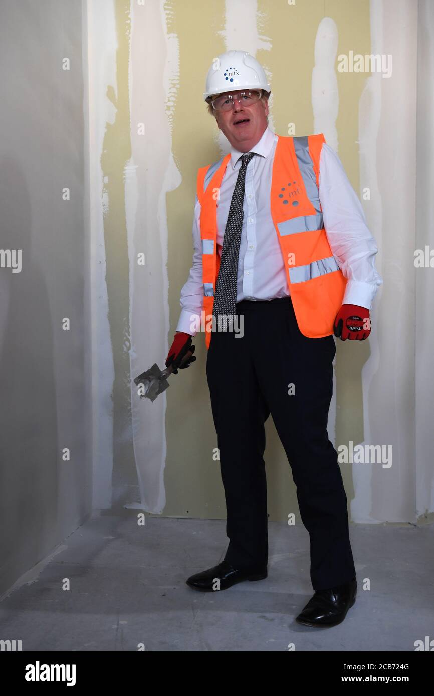 Il primo Ministro Boris Johnson durante una visita al cantiere dell'Hereford County Hospital in Herefordshire. L'ospedale si sta espandendo con un edificio modulare a tre piani, che fornisce 72 nuovi letti su tre reparti, attualmente in costruzione e che dovrebbe essere aperto nel 2021. Foto Stock