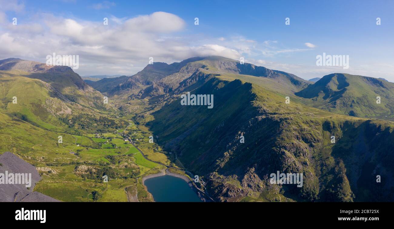 Vista aerea della cava Dinorwic, vicino a Llanberis, Gwynedd, Galles - con Llyn Peris, Llyn Padarn, la stazione di alimentazione Dinorwig e Mount Snowdon Foto Stock