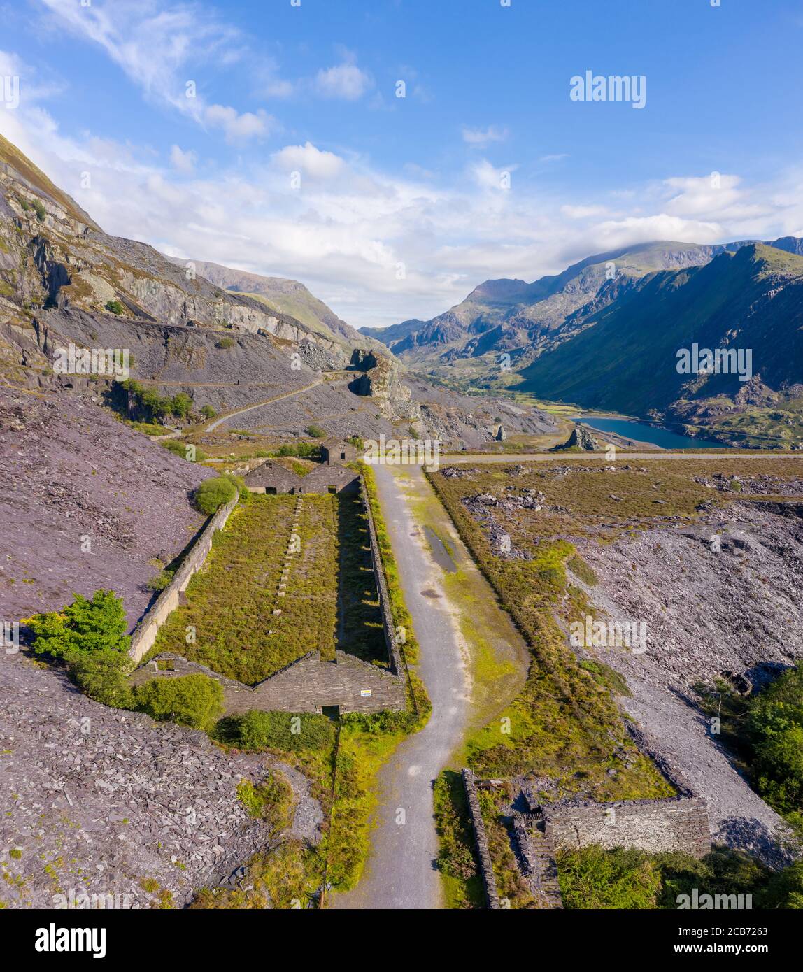 Vista aerea della cava Dinorwic, vicino a Llanberis, Gwynedd, Galles - con Llyn Peris, Llyn Padarn, la stazione di alimentazione Dinorwig e Mount Snowdon Foto Stock