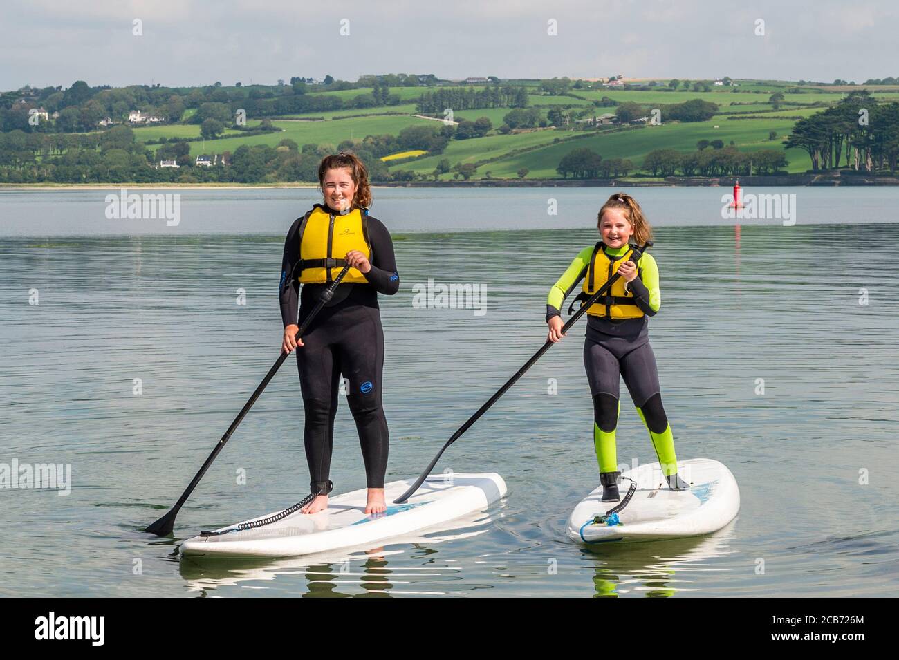 Courtmacsherry, West Cork, Irlanda. 11 Luglio 2020. Ancora un altro giorno di sole molto caldo, molte persone si sono recate alla spiaggia. Facendo un punto di paddle boarding sono stati Aoibheann e Caoimhe Byrne in vacanza dalla Co. Cavan. Credit: AG News/Alamy Live News Foto Stock