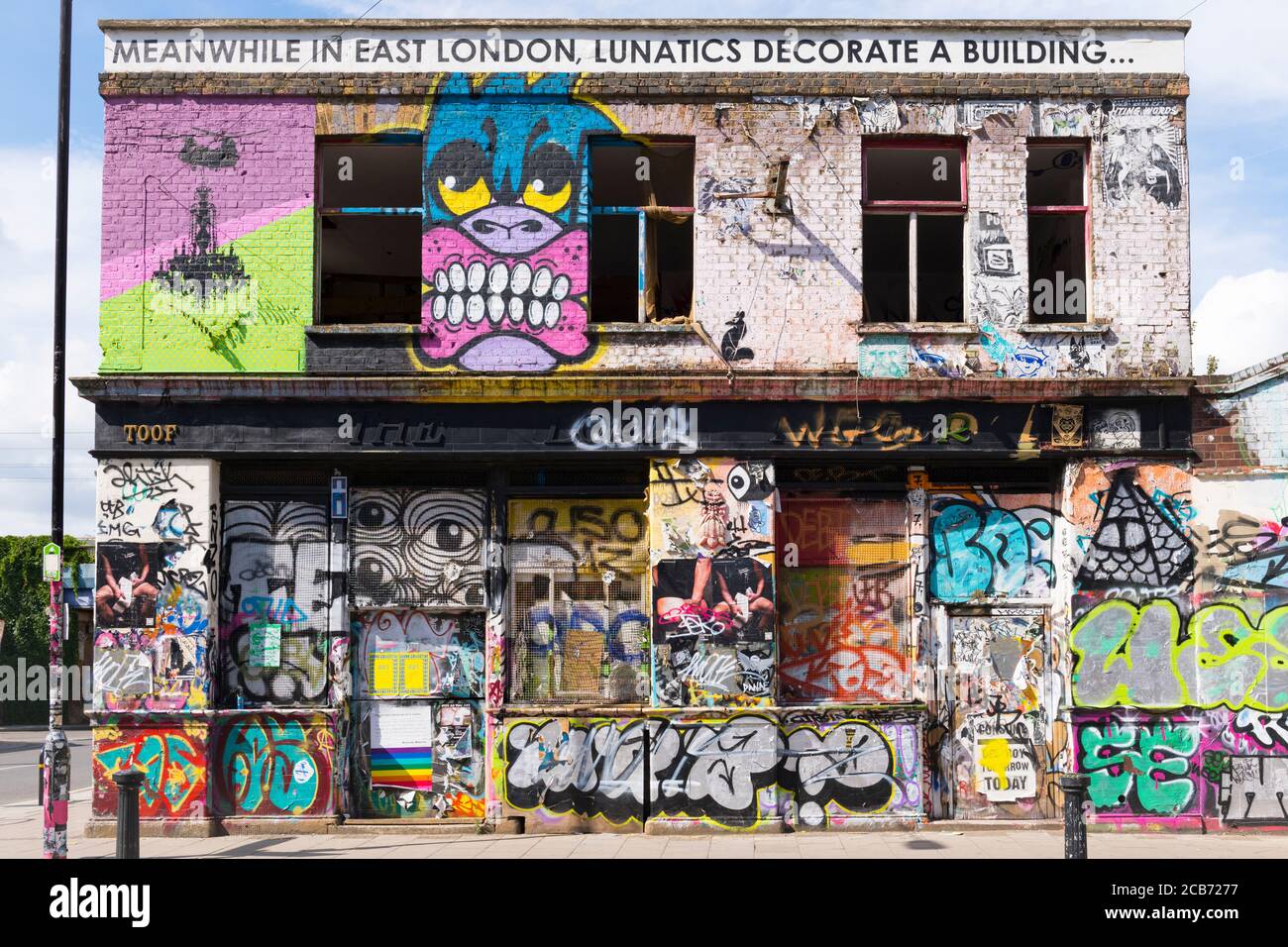 Inghilterra Stratford Park Hackney Wick ex pub inn The Lord Napier graffiti coperto Meanwhile a East London, lunatics decorare un edificio facce lettere Foto Stock