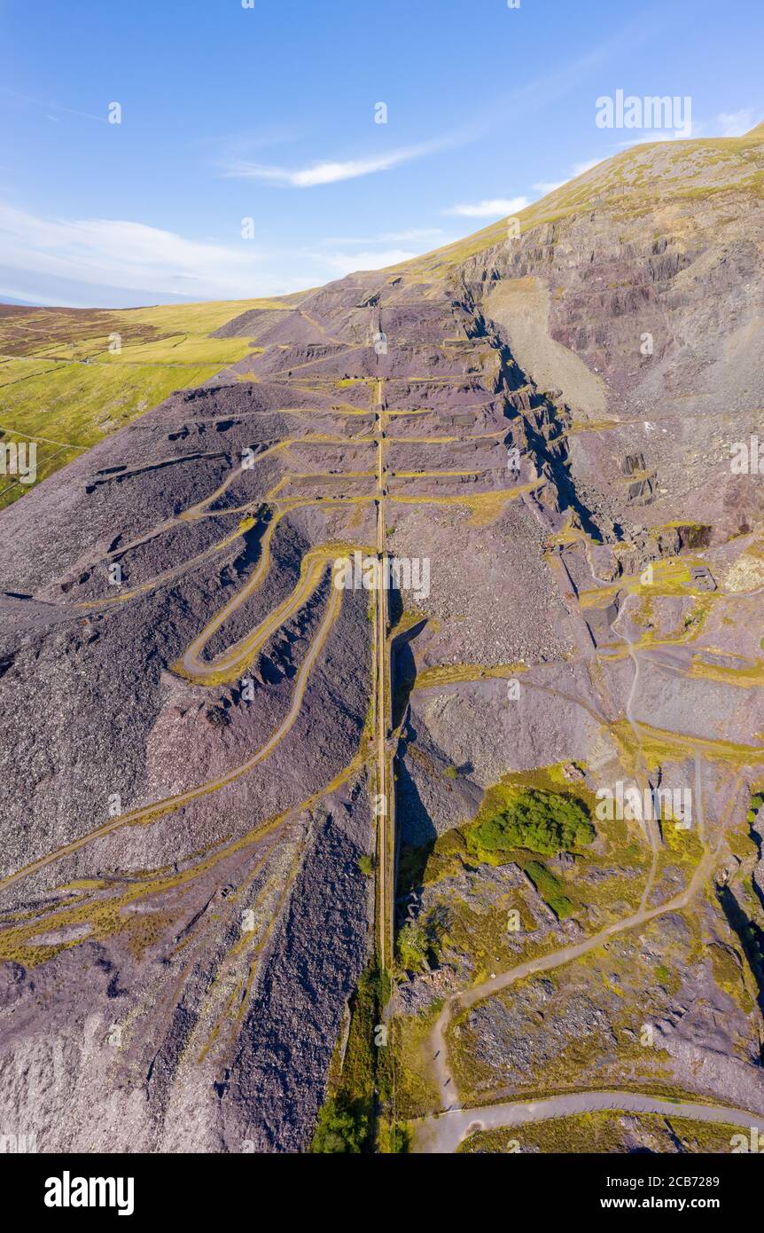 Vista aerea della cava Dinorwic, vicino a Llanberis, Gwynedd, Galles - con Llyn Peris, Llyn Padarn, la stazione di alimentazione Dinorwig e Mount Snowdon Foto Stock