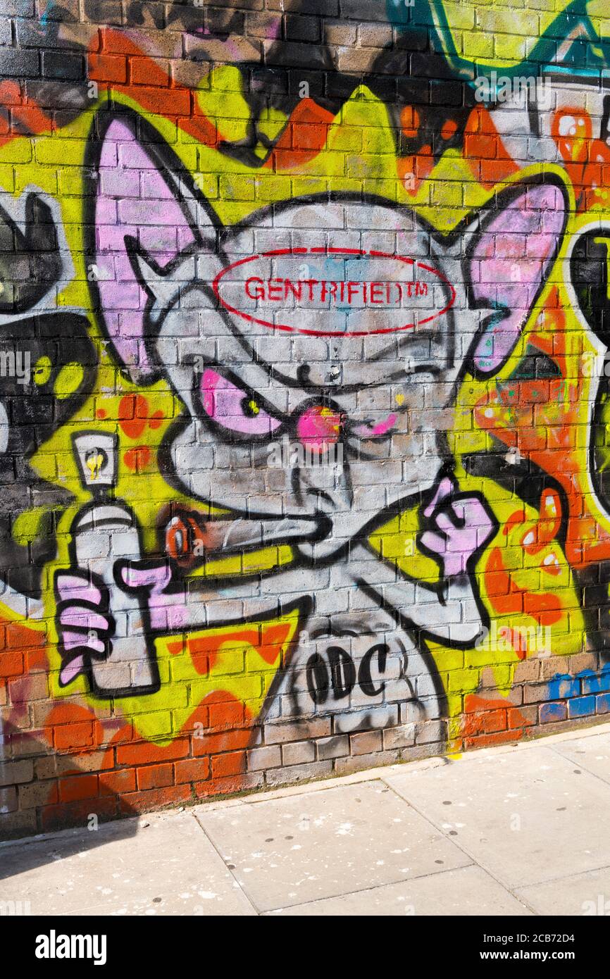 Inghilterra Londra Stratford Park Hackney Wick graffiti roditore gentrifed fronte Fumo grigio rosa occhi orecchie zampe ODC minacciare vernice spray parete della lattine Foto Stock