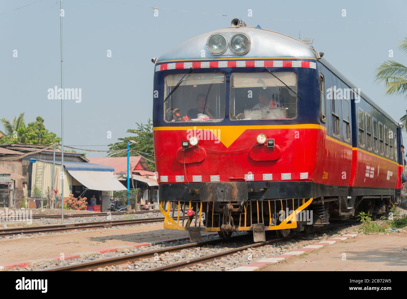 Il treno arriva alla stazione ferroviaria di Battambang in Battambang, Cambogia. La Cambogia ha 612 km di rete ferroviaria di 1000 mm di misura. Foto Stock