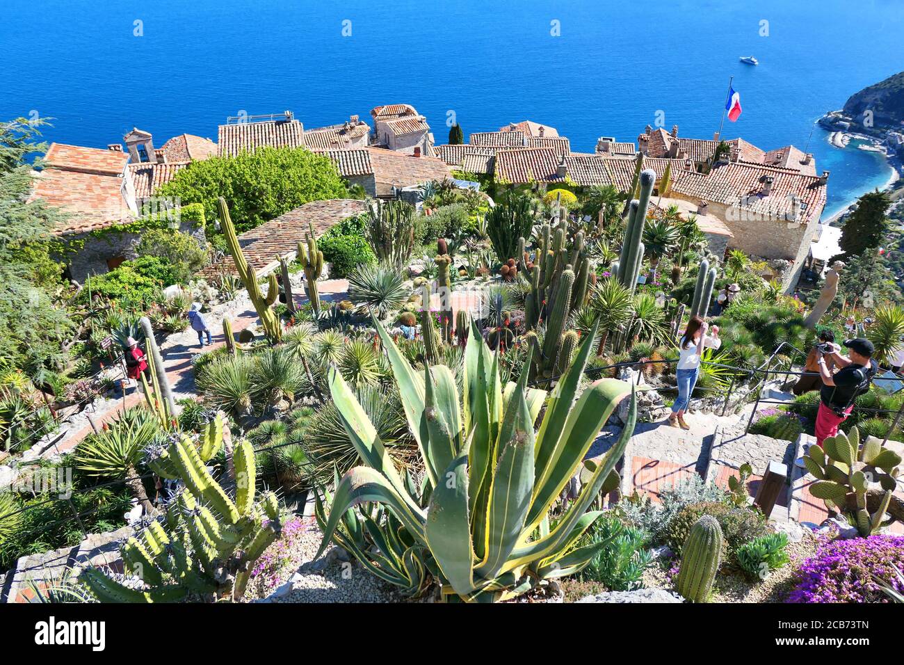 Giardino esotico di cactus a Eze, Costa Azzurra, Francia. Vista dalla cima del villaggio. Foto Stock