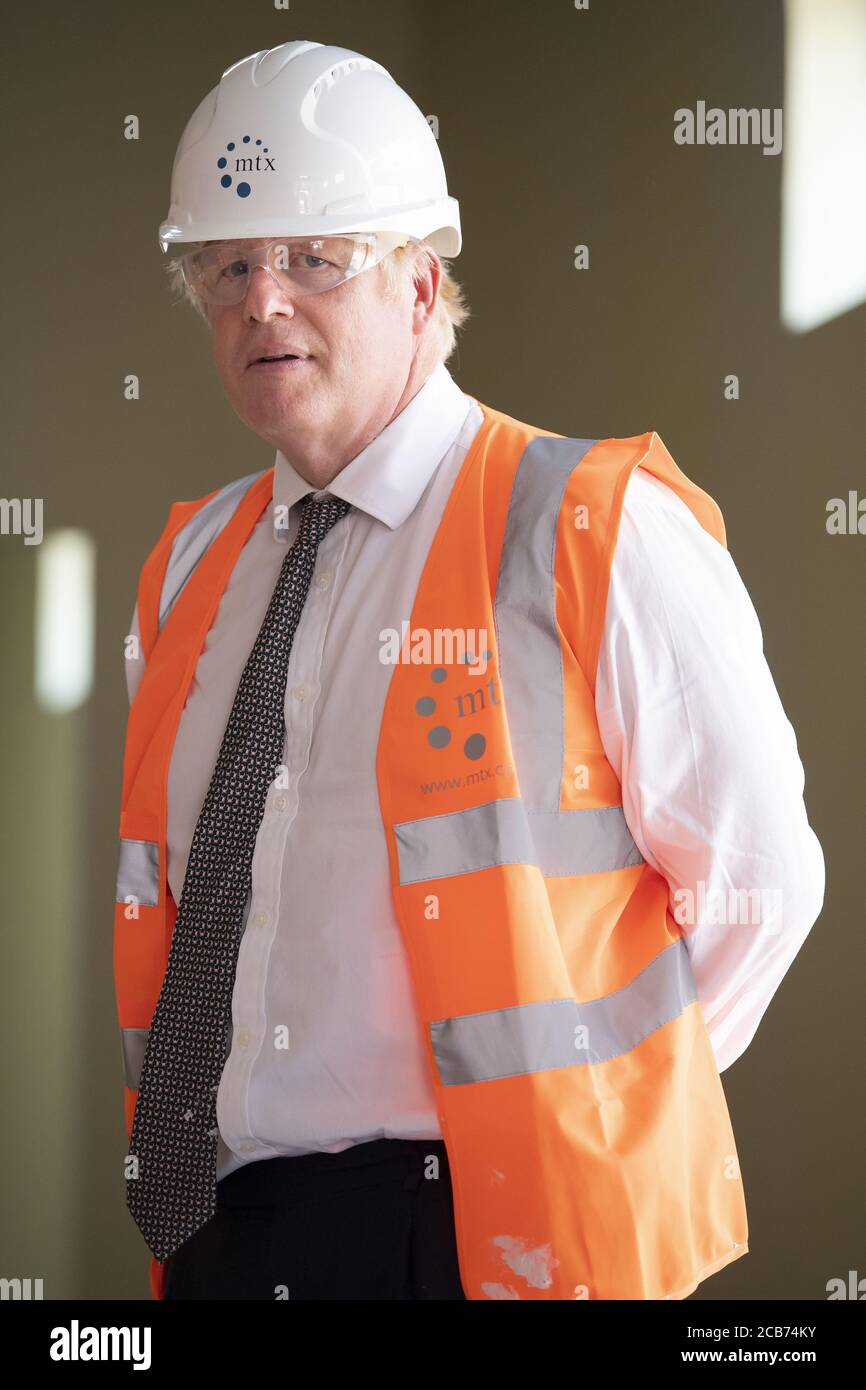 Il primo Ministro Boris Johnson durante una visita al cantiere dell'Hereford County Hospital in Herefordshire. L'ospedale si sta espandendo con un edificio modulare a tre piani, che fornisce 72 nuovi letti su tre reparti, attualmente in costruzione e che dovrebbe essere aperto nel 2021. Foto Stock