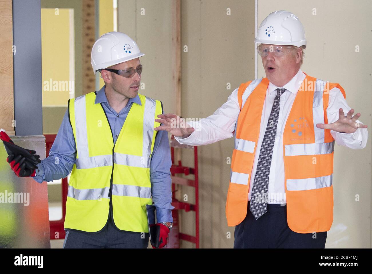 Il primo Ministro Boris Johnson durante una visita al cantiere dell'Hereford County Hospital in Herefordshire. L'ospedale si sta espandendo con un edificio modulare a tre piani, che fornisce 72 nuovi letti su tre reparti, attualmente in costruzione e che dovrebbe essere aperto nel 2021. Foto Stock