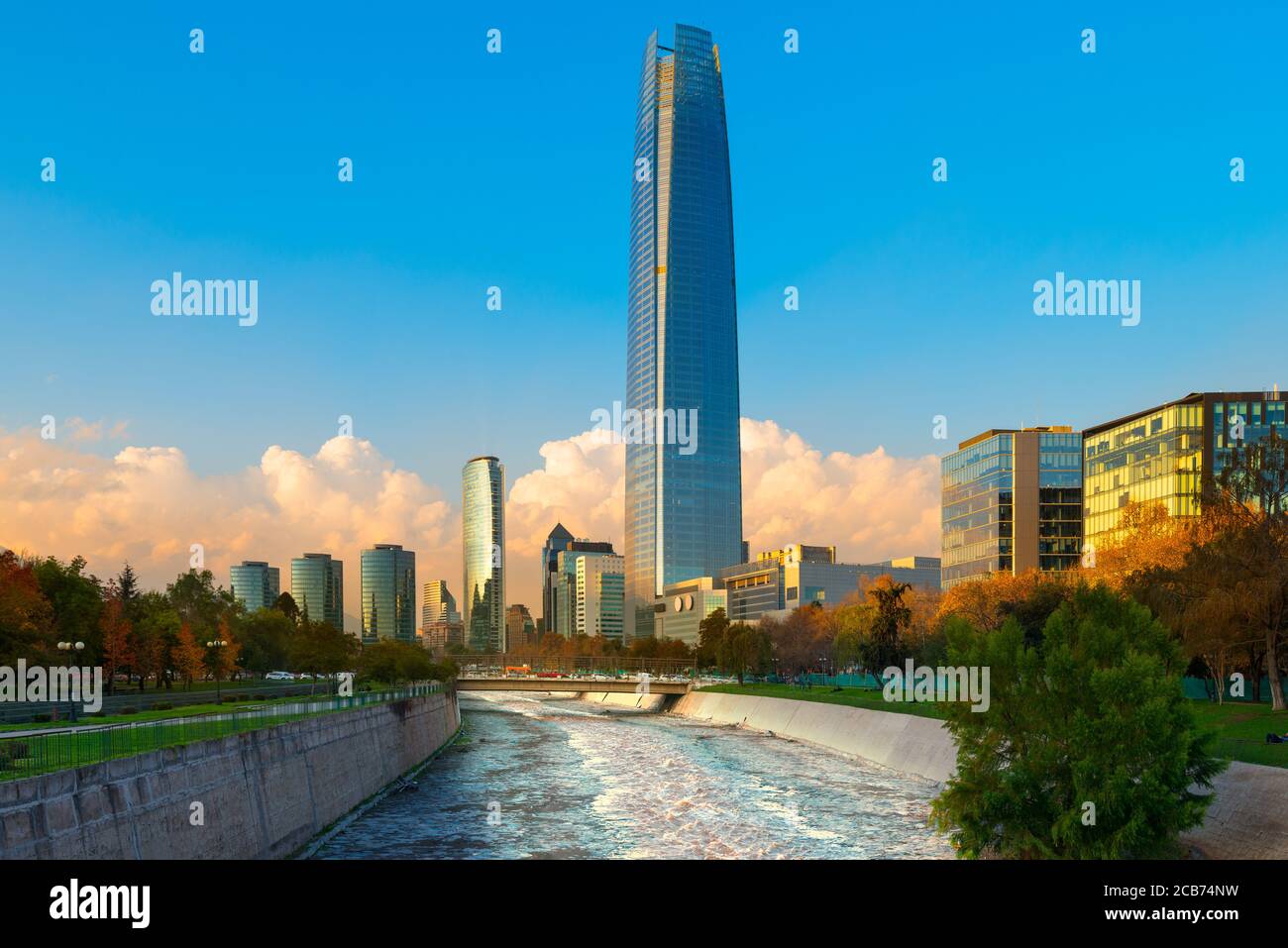 Skyline di edifici nel quartiere di Providencia con Rio Mapocho (fiume Mapocho) in primo piano, Santiago del Cile Foto Stock