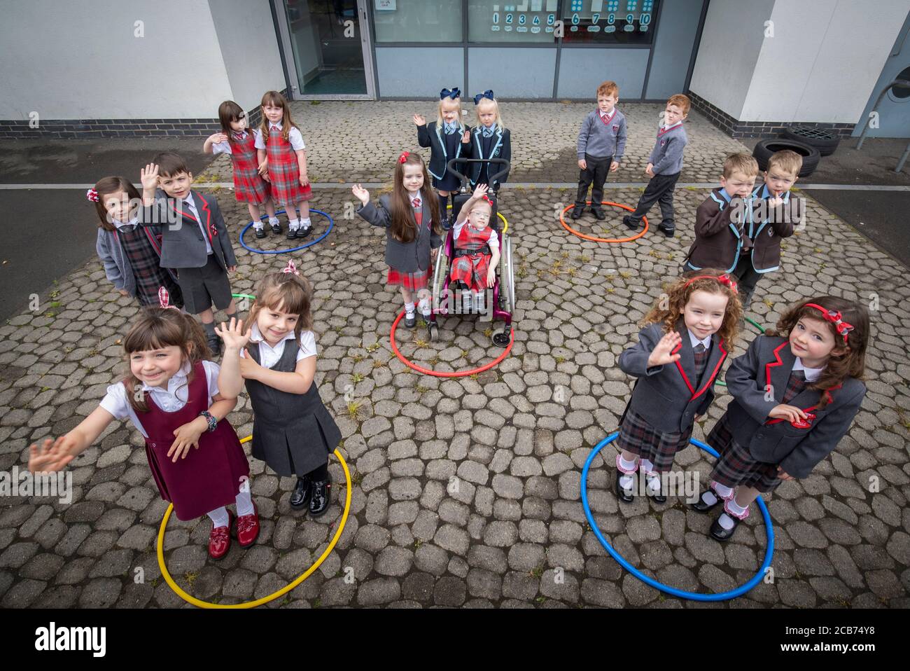 (Da sinistra a destra, fila superiore) aria e Isla McLaughlin, Alice e Penny Beer, Connor e John Branchfield, (fila centrale) Emily e Stuart Miller, Kali e Lianna Tolomey, ben e Josh Cairns, (fila inferiore) Malena e Lola Perez, Eva e Iona Metcalfe, otto gruppi di gemelli dall'area di Inverclyde, Mettiti in posa per una fotografia alla Newark Primary di Port Glasgow, prima del loro primo giorno a scuola. Foto Stock