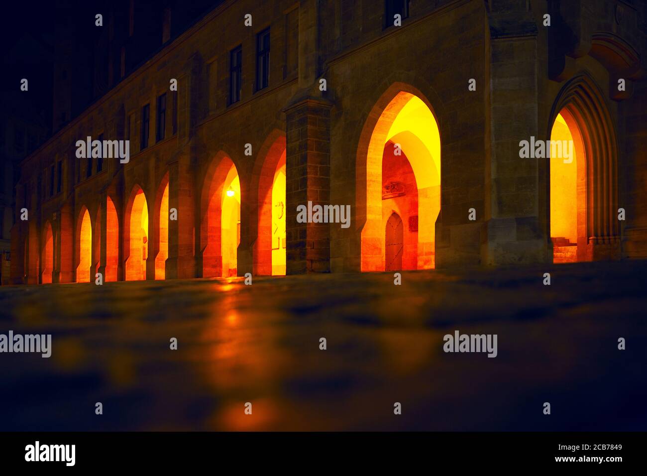 Corridoio medievale illuminato di notte Foto Stock