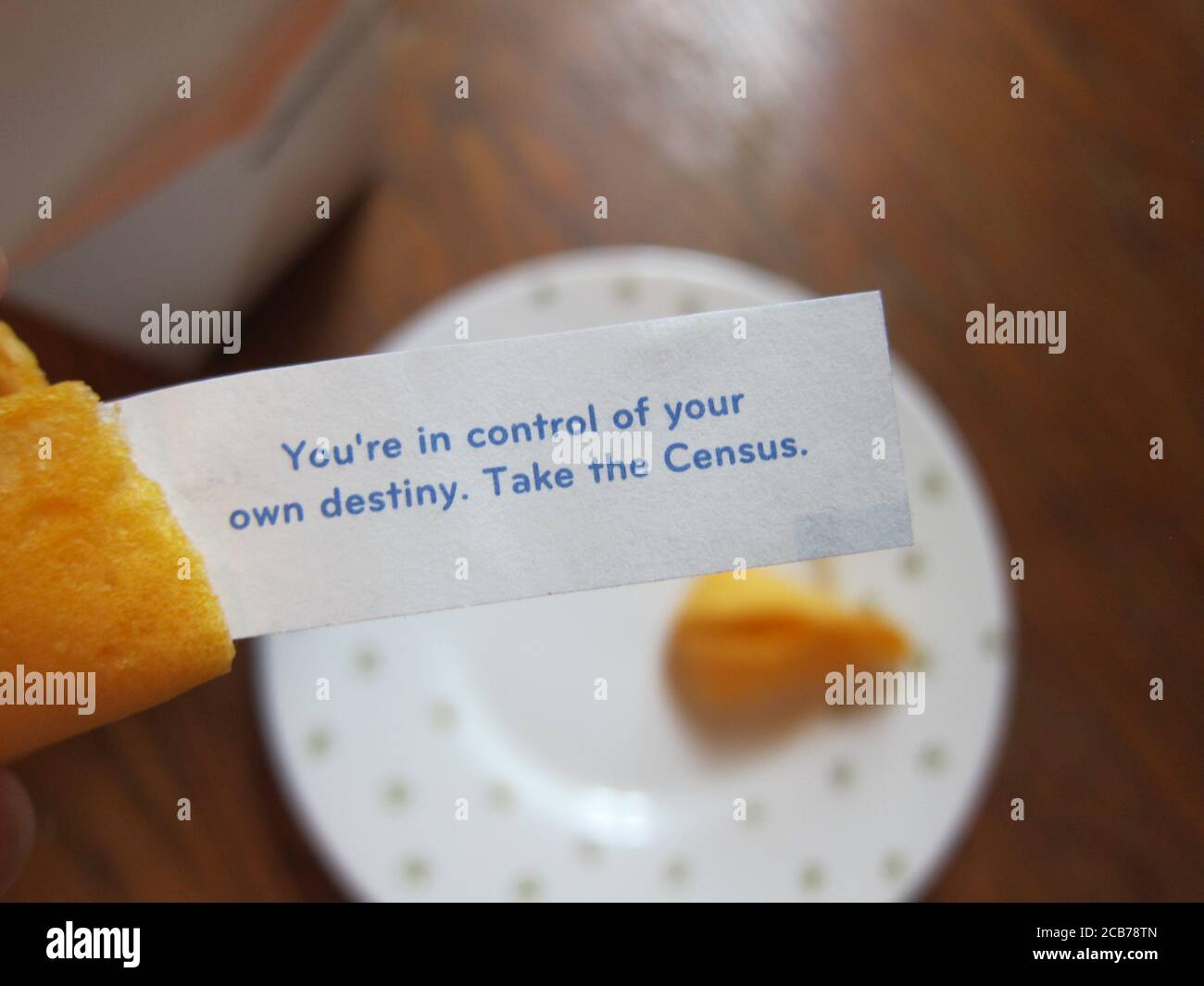 Un biscotto di fortuna dice ai mangiatori di stato di New York del cibo cinese in 2020 'sei nel controllo del tuo destino. Prendi il censimento." Foto Stock