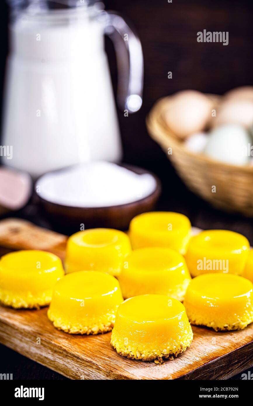 Caramella al tuorlo d'uovo con zucchero, tipica del Brasile e del Portogallo, chiamata Quindim o Brisa de Liz. Foto Stock