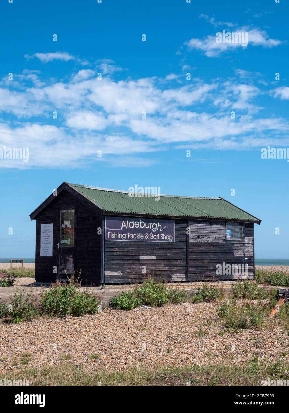 Aldeburgh pesca attrezzatura e negozio di esche in un capanno sulla spiaggia di Aldeburgh Suffolk UK, Foto Stock
