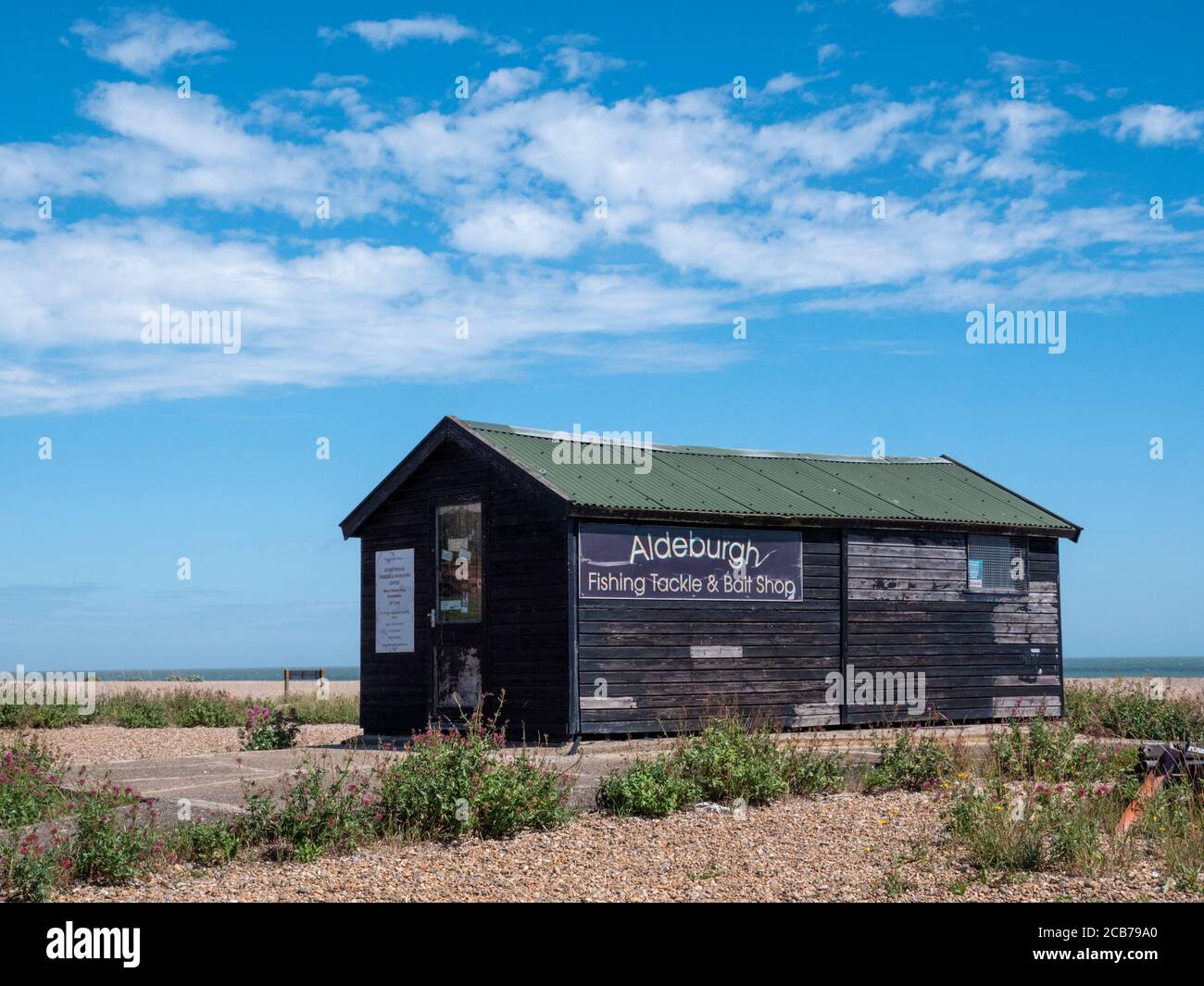 Aldeburgh pesca attrezzatura e negozio di esche in un capanno sulla spiaggia di Aldeburgh Suffolk UK, Foto Stock