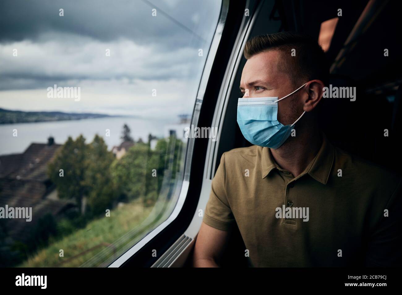 Uomo che indossa la maschera all'interno del treno. Temi nuovo normale, coronavirus e protezione personale nel trasporto pubblico. Foto Stock