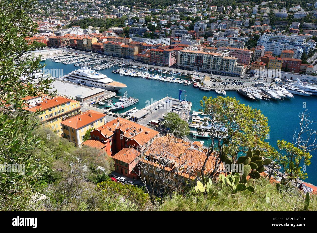Vista dall'alto sul vecchio mare Port Lympia sul Mar Mediterraneo a Nizza in Provenza, Francia. Foto Stock