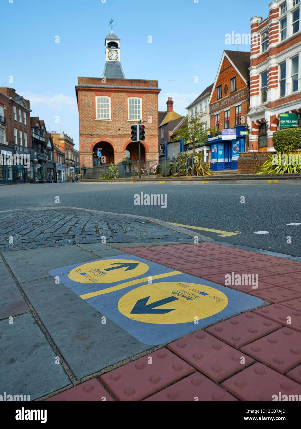 Negozio sicuro locale - Coronovirus distanza sicuro & uno Direzione della strada pedoni marciapiede in Reigate High Street Surrey UK - shopping Covid Foto Stock