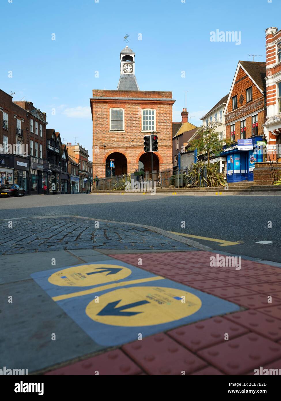 Negozio sicuro locale - Coronovirus distanza sicuro & uno Direzione della strada pedoni marciapiede in Reigate High Street Surrey Regno Unito - strada vuota Foto Stock