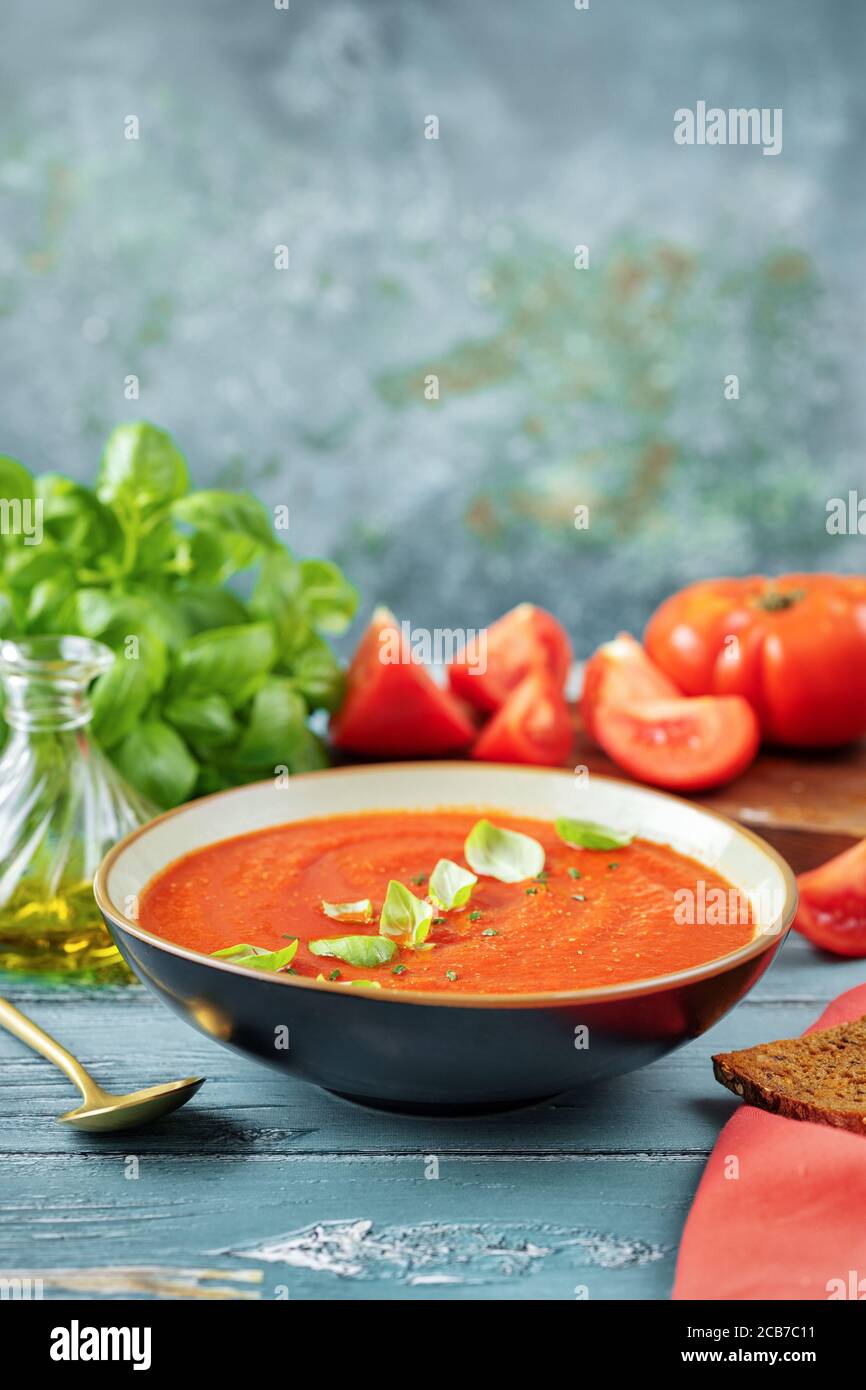 Colpo verticale di deloshioue e rinfrescante gaspacho zuppa rossa d'estate Foto Stock
