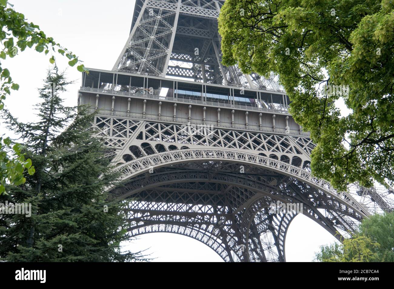 PARIGI, FRANCIA - 06 maggio 2017: Primo piano della Torre Eiffel alla luce del giorno, ritagliata per dettagli industriali, cornici con alberi Foto Stock